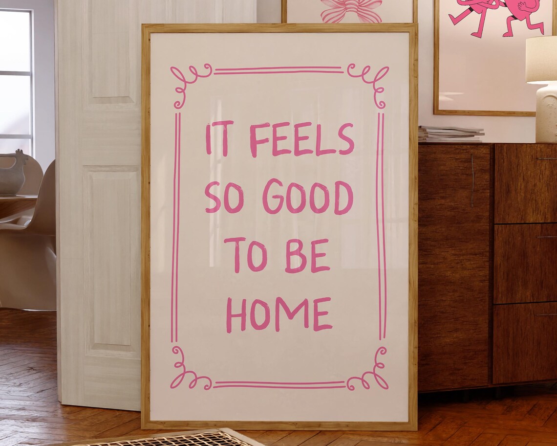 It Feels So Good To Be Home Pink Script Cozy Welcome Entryway Poster - Image 2