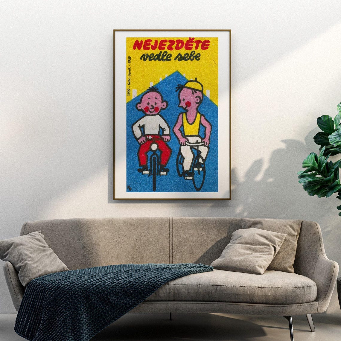 Nejezděte Vedle Sebe 1959 Cartoon Cyclists Solo Lipník Label Poster - Image 3