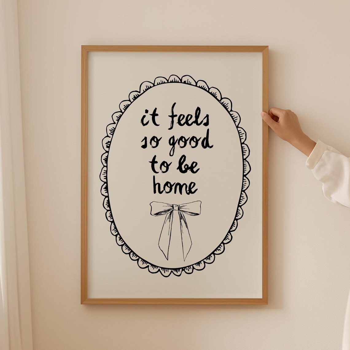 It Feels So Good to Be Home Black Bow Scalloped Oval Sign Poster