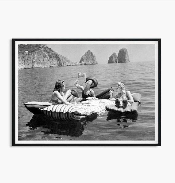Spaghetti On The Lake Three Ladies Eating Spaghetti Spaghetti On Lake Of Capri Poster 1940s Photos Vintage Photography Vintage Pasta