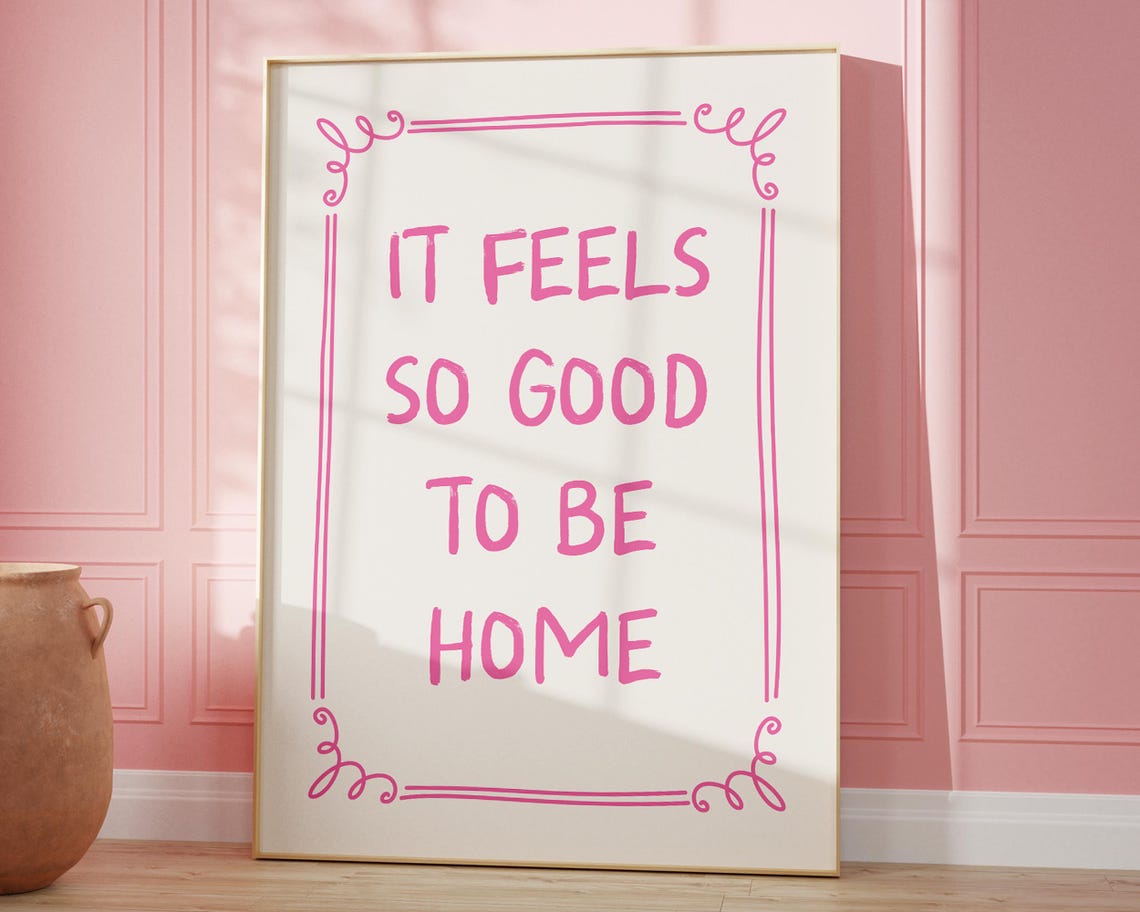 It Feels So Good To Be Home Pink Script Cozy Welcome Entryway Poster - Image 3