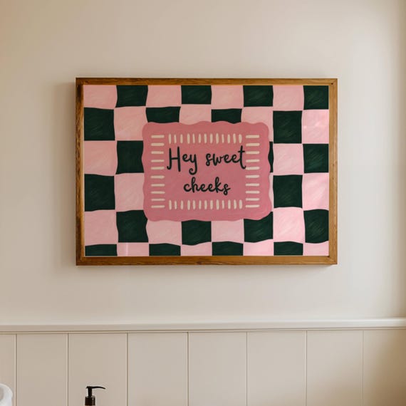 Hey Sweet Cheeks Quote Print Horizontal Funny Typography Bathroom Wall Art Retro Handdrawn Pink Checkered Oil Painting Humor Toilet Poster