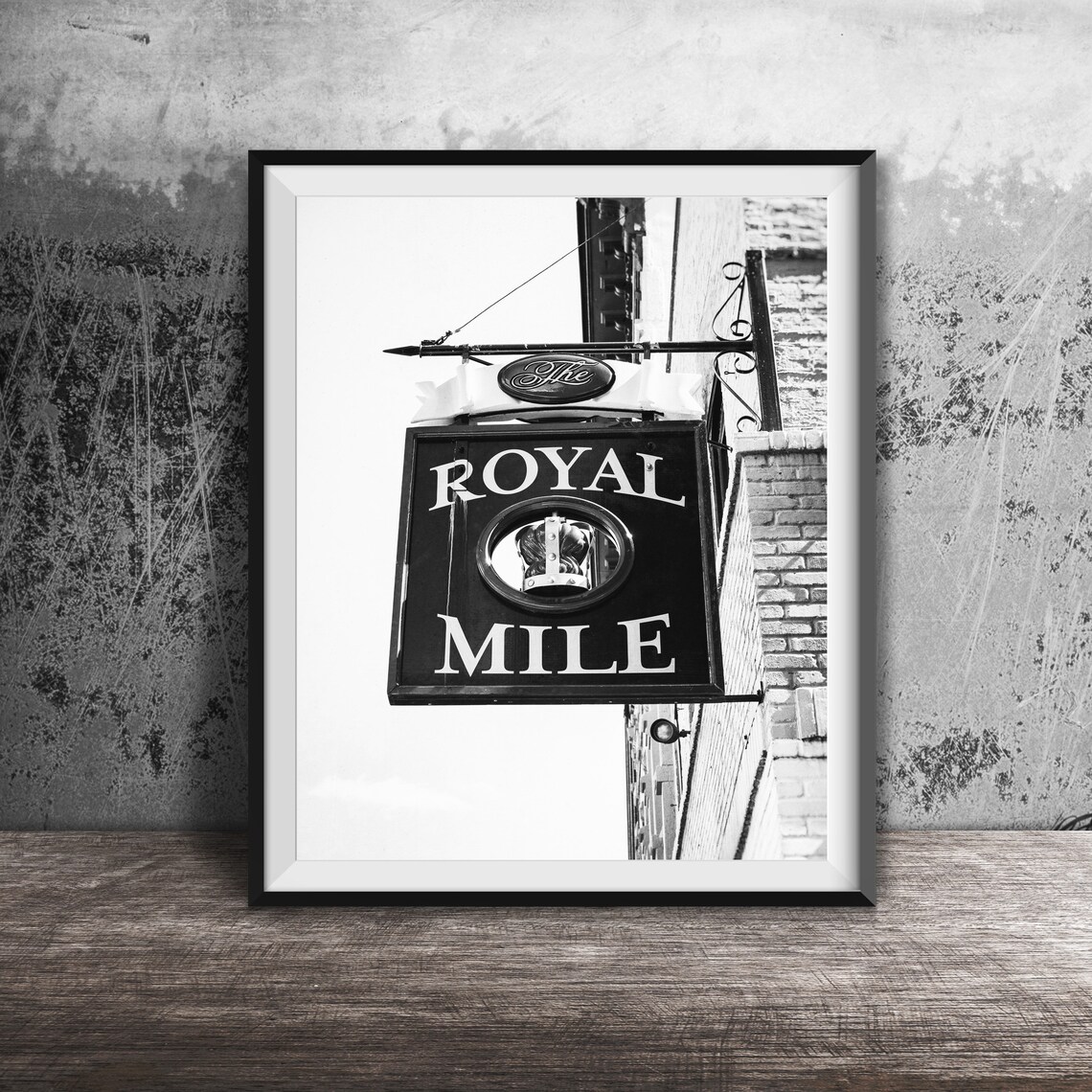 The Royal Mile Des Moines Vintage Pub Sign Photography Poster - Image 2
