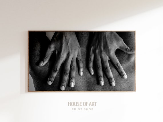 Frame Tv Art 4k Artistic Inspiring Photography Hands On Back Grayscale Artwork Black Beauty Skin Intimate Photo