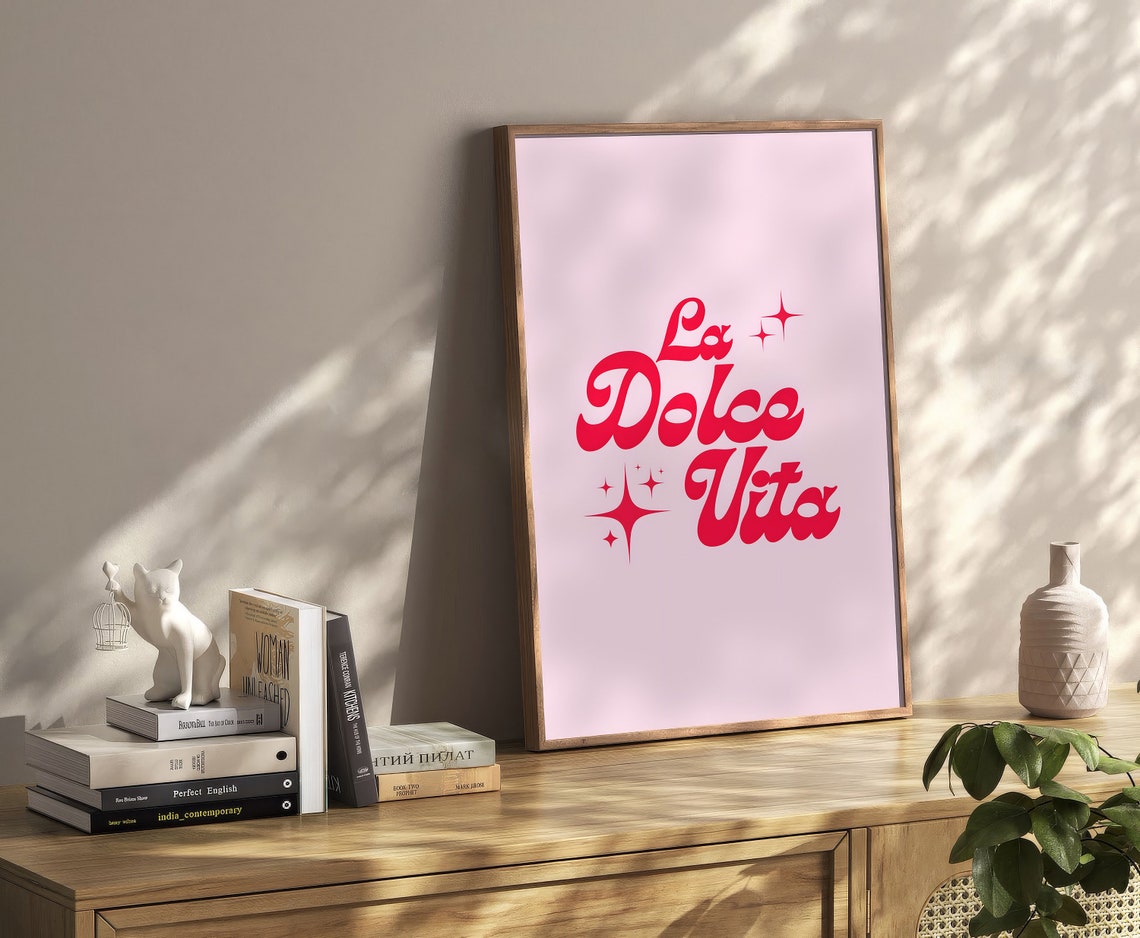 La Dolce Vita Pink Script Sparkle Italian Quote Retro Wall Art - Image 2